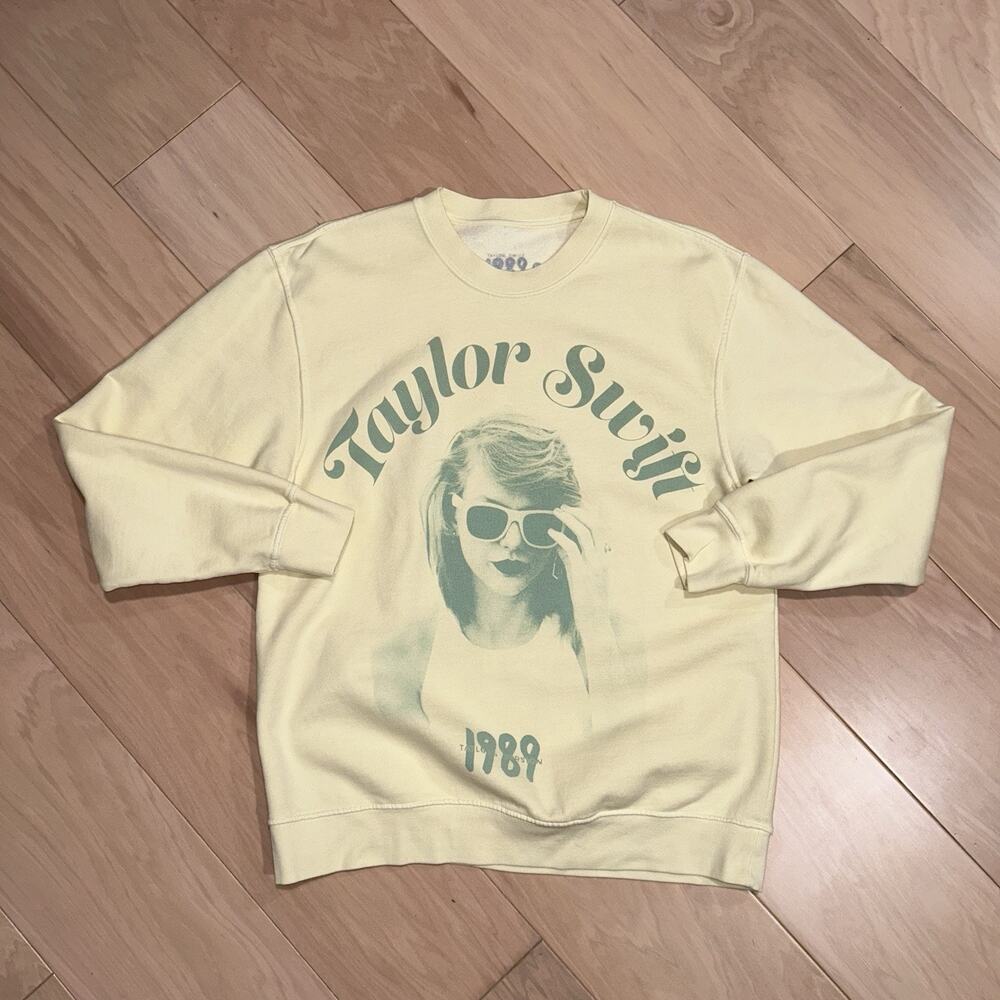 Taylor Swift 1989 Yellow Sweatshirt Long Sleeve Women’s Medium